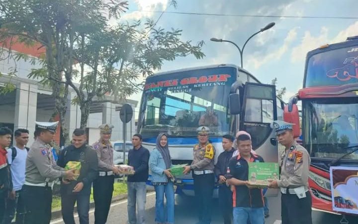 Polres Inhu Sediakan 2 Unit Bus  Tujuan Sumut Dan Sumbar Untuk Mudik Gratis Buat Masyarakat Yang Ingin Pulang Kampung