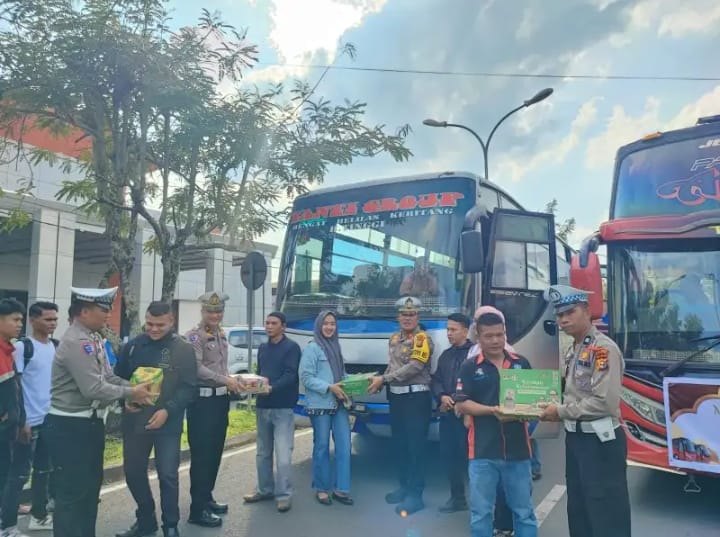Polres Inhu Sediakan 2 Unit Bus  Tujuan Sumut Dan Sumbar Untuk Mudik Gratis Buat Masyarakat Yang Ingin Pulang Kampung