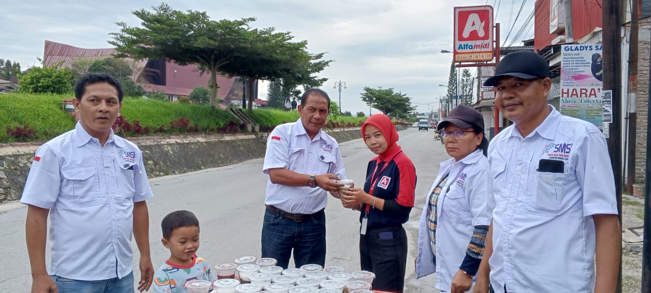 SMSI Kabupaten Tapanuli Utara Berbagi Kasih, Bagikan Takjil untuk Menyambut Idul Fitri