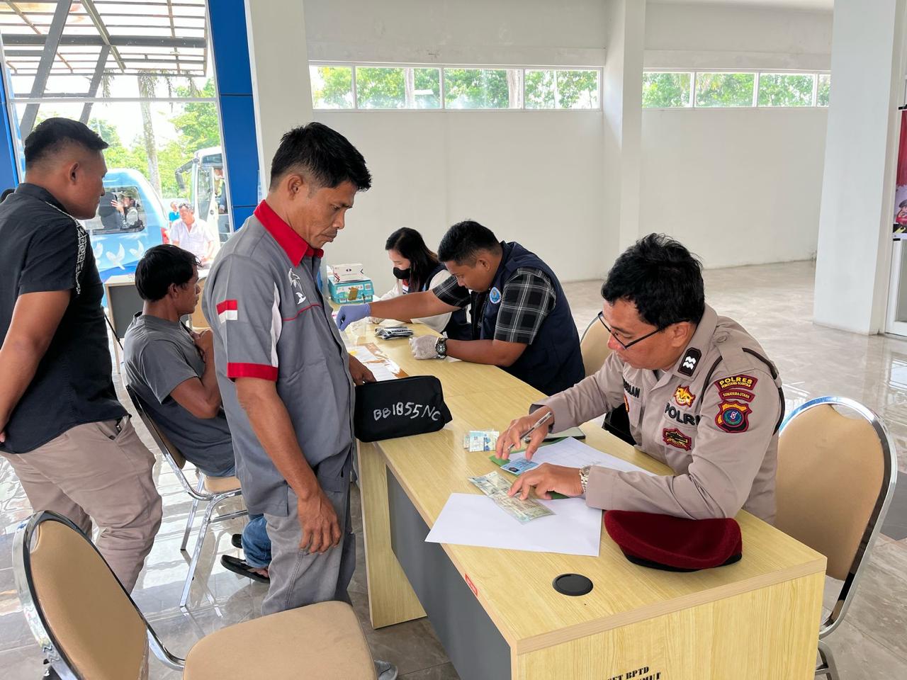 Pastikan Keselamatan Pemudik, Polres Pematangsiantar Laksanakan Test Urine Awak Angkutan Darat Ops Ketupat Toba 2025