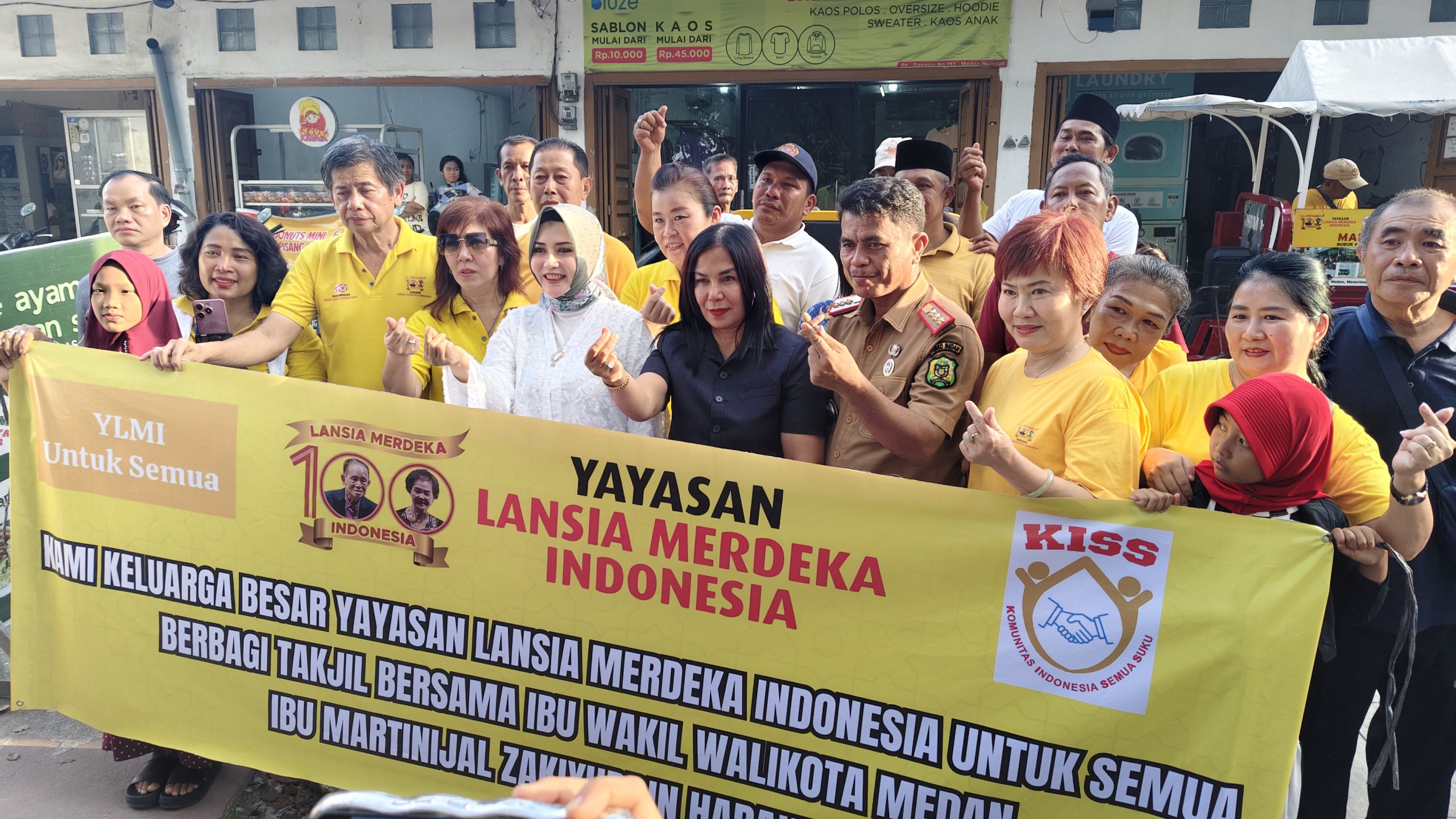 YLMI Bersama Ny. Martinijal SE,MSP Zakiyuddin dan Anggota DPRD Medan, Dame Duma Sari Hutagalung Bagi 600 Takjil di Jalan Gaperta