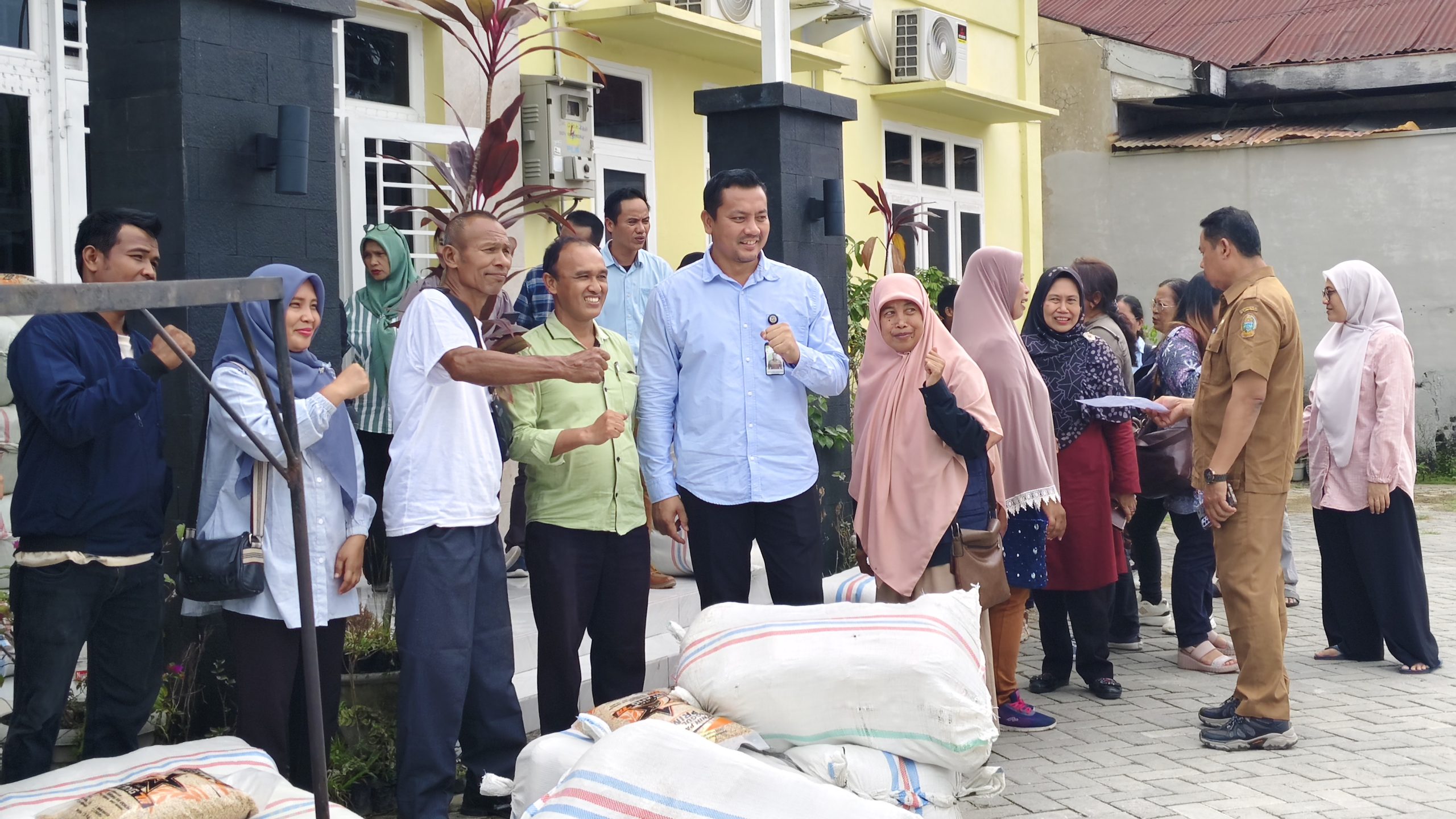 Dinas Ketapang Pertanian dan Perikanan Medan Bersama Bank Sumut Bagikan Bibit Padi dan Jagung ke Kelompok Tani di Kota Medan