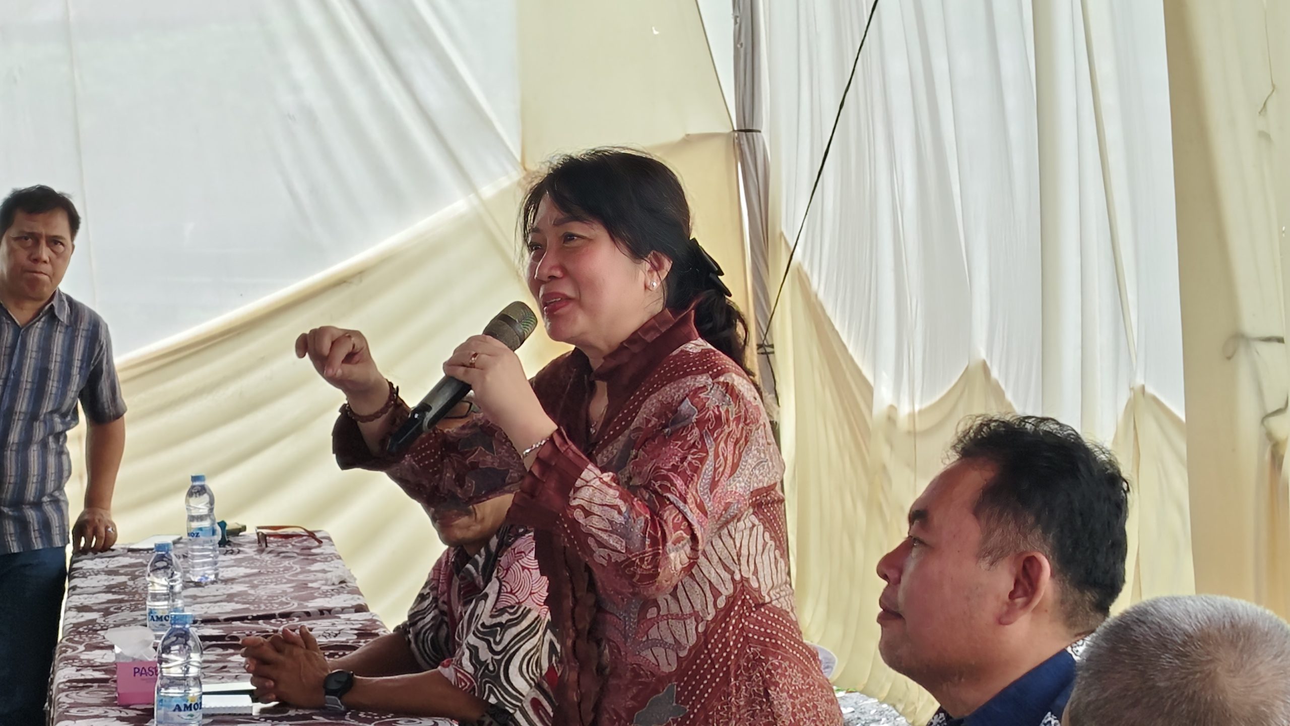 DR. Dra. Lily MBA, MH Himbau Masyarakat Karya Celincing Tidak Buang Sampah Sembarangan dan Manfaatkan Bank Sampah
