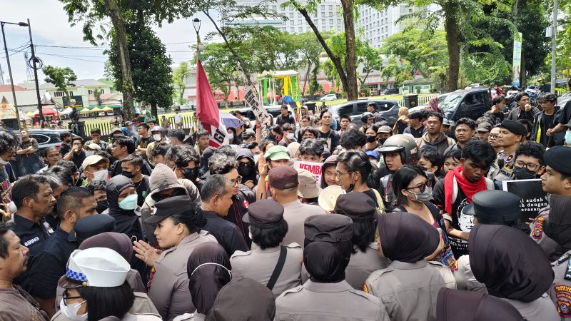Ratusan Massa Pendemo ‘Akbar Sumut’ Geram, Minta Seluruh Ketua Komisi DPRD Sumut Terima Aspirasi Terkait Pencabutan pengesahan UU TNI 2025