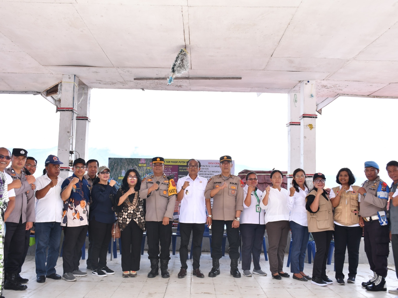 Cek Kesiapan Personil, Petugas Pos Pelayanan Idul Fitri 2025, Wabup Samosir Bagikan Bingkisan