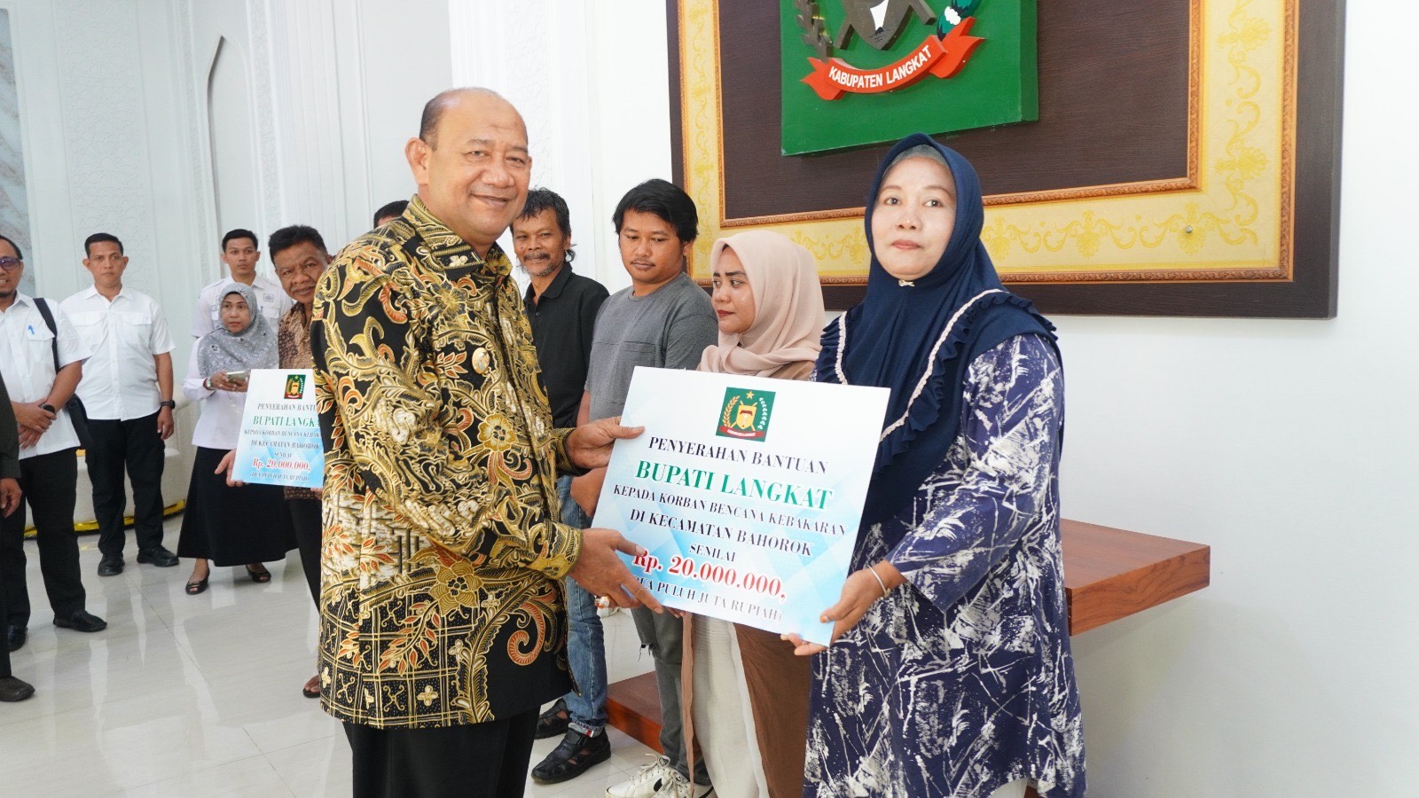 Bupati Langkat Serahkan Bantuan Rp120 Juta untuk Korban Kebakaran di Bahorok