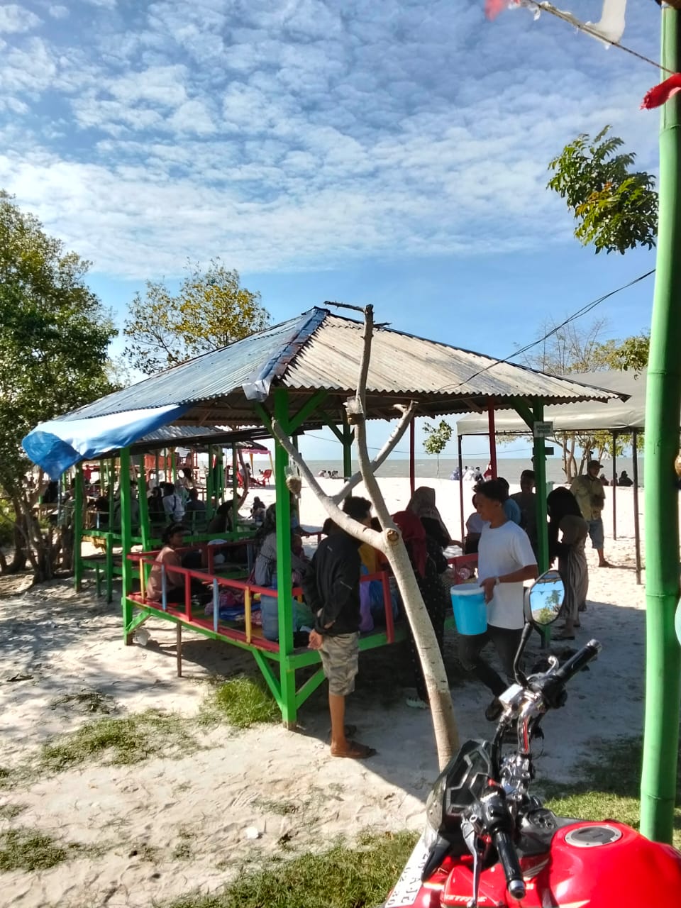 Wisatawan Padati Pantai Merdeka Bagan Kuala Untuk Liburan Lebaran Idul Fitri