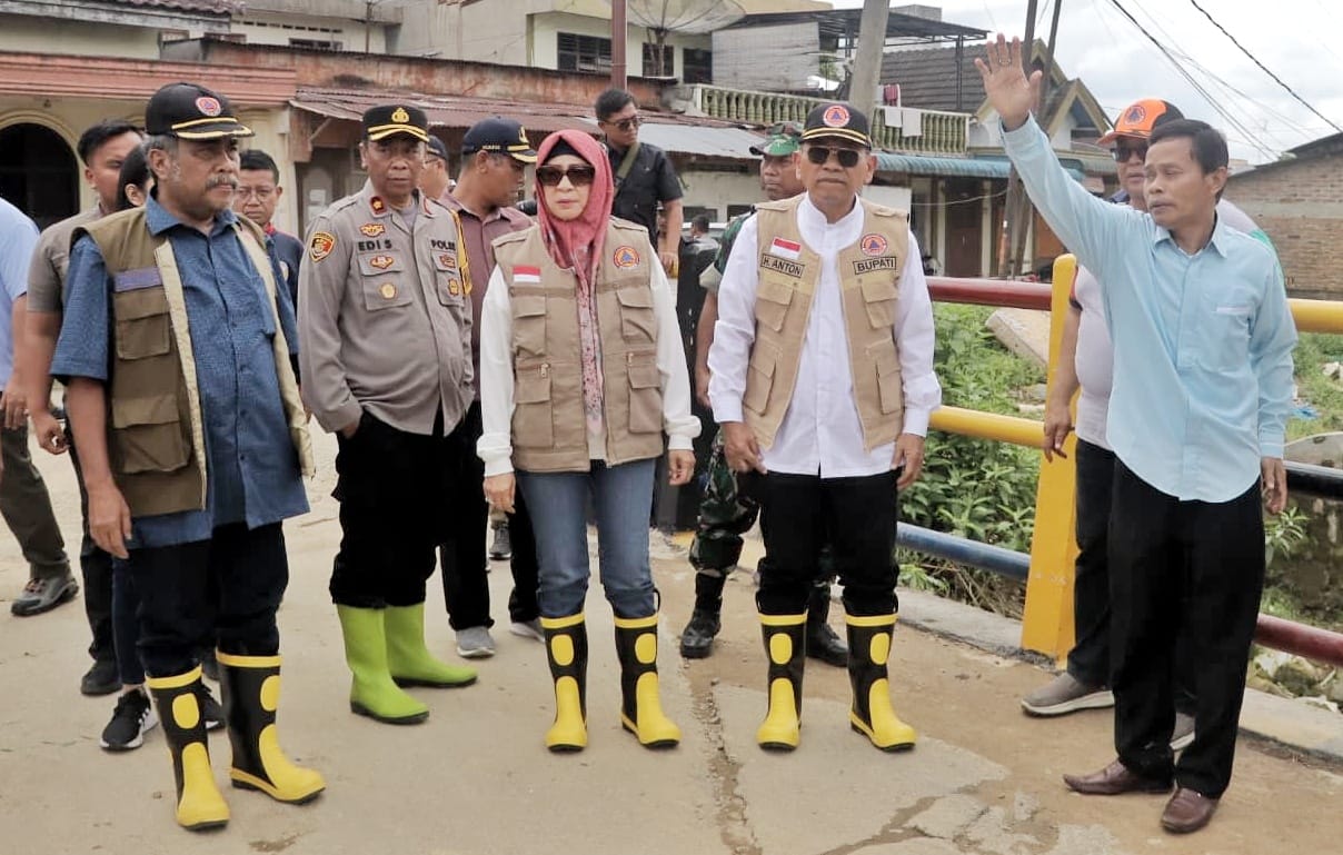 Tinjau Lokasi Banjir di Kecamatan Dolok Batu Nanggar, Bupati: “Pemkab Simalungun Akan Lakukan Penanganan Banjir Jangka Pendek”