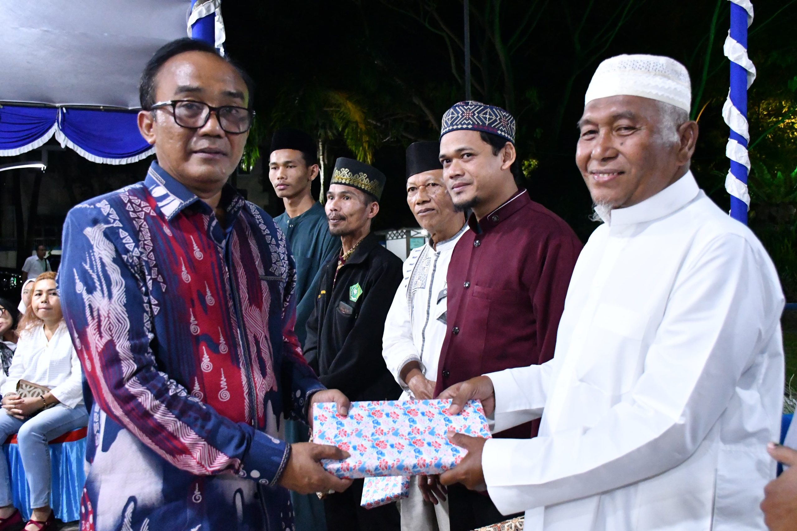 Bersamaan Dengan Buka Puasa Bersama Warga Muslim Samosir, Pemkab Lakukan Pisah Sambut Kapolres Samosir