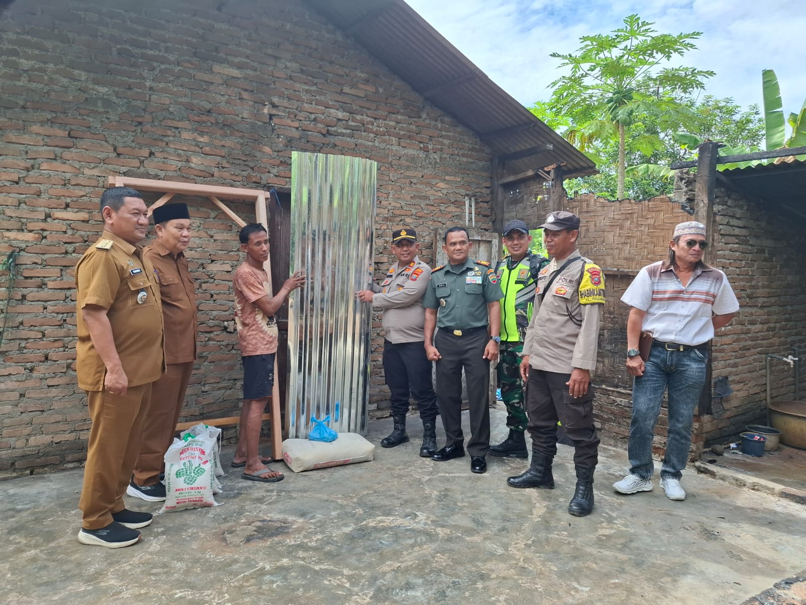 Peduli Masyarakat, Polsek Perbaungan Salurkan bantuan Kepada Korban Kebakaran