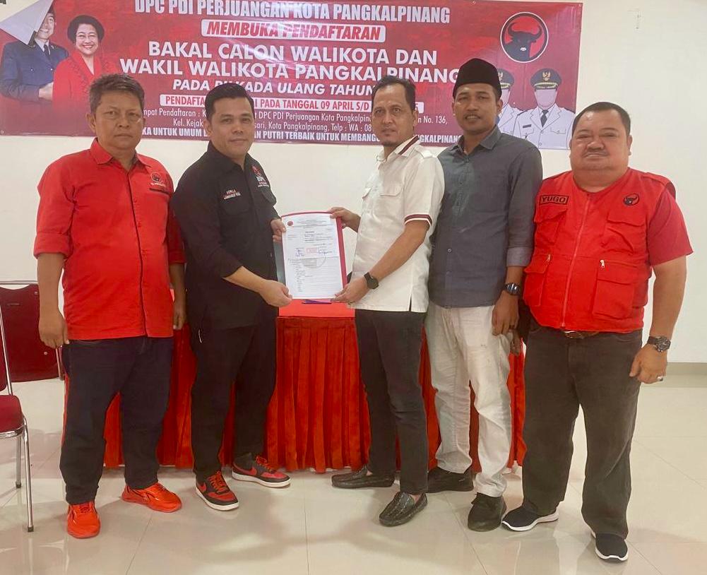 Hari Pertama DPC PDI Perjuangan Buka Pendaftaran Untuk Pilkada Kota Pangkalpinang” Dokter Hakim Kandidat Pertama Yang Mengambil Formulir Pendaftaran”