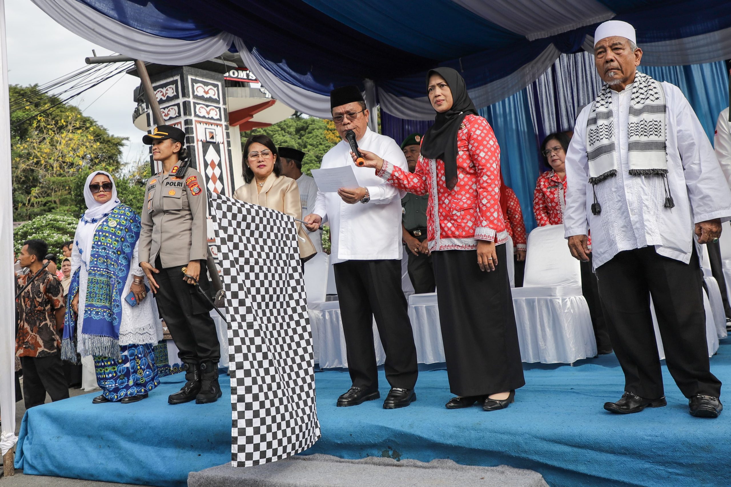 Wali Kota Pematangsiantar didampingi Ketua TP PKK Ny Lepas Peserta Pawai Taaruf MTQN ke-57 Tingkat Kota Pematangsiantar Tahun 2025