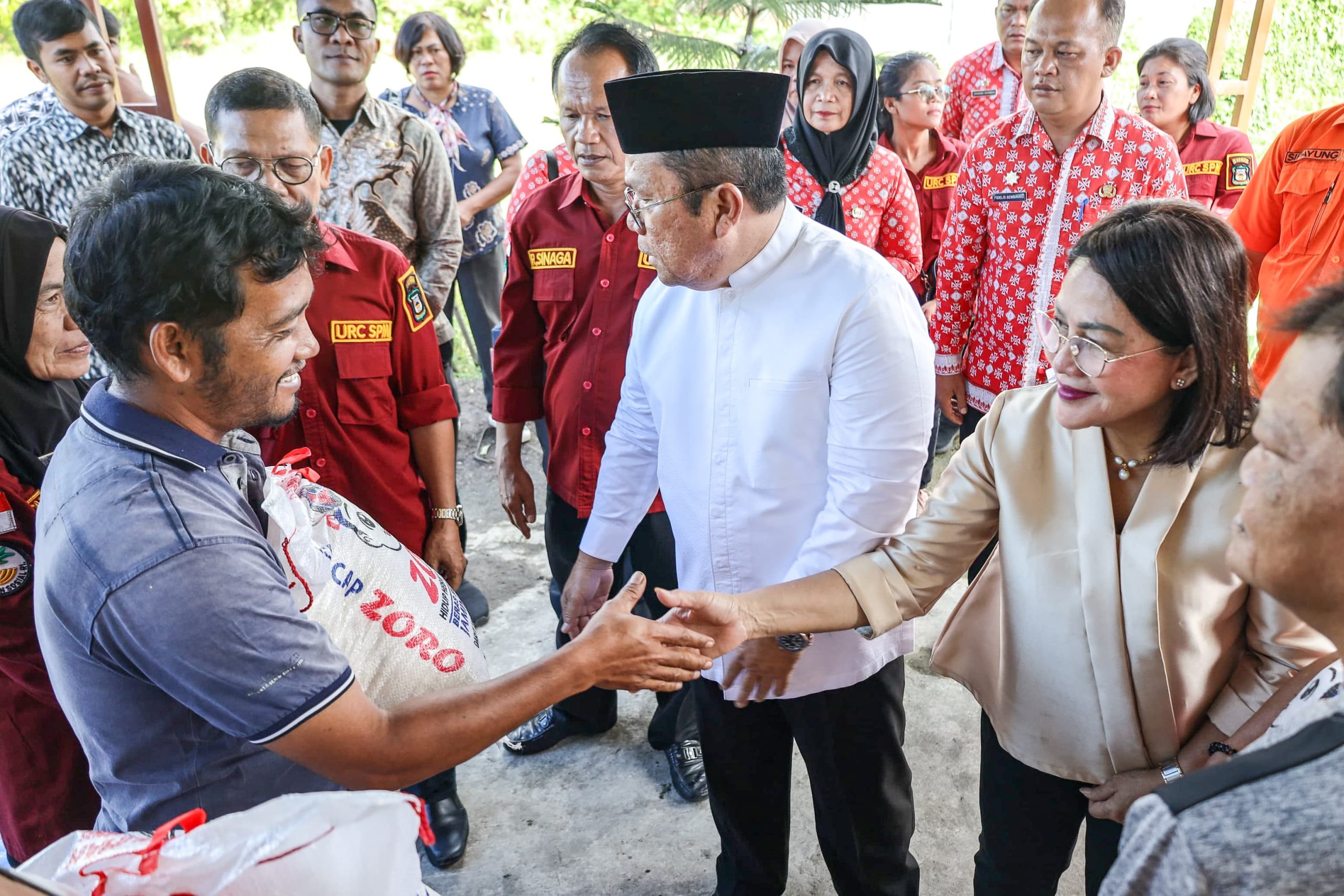 Wali Kota Didampingi Ketua TP PKK Pematangsiantar Kunjungi dan Serahkan Bantuan kepada Korban Angin Puting Beliung dan Tanah Longsor