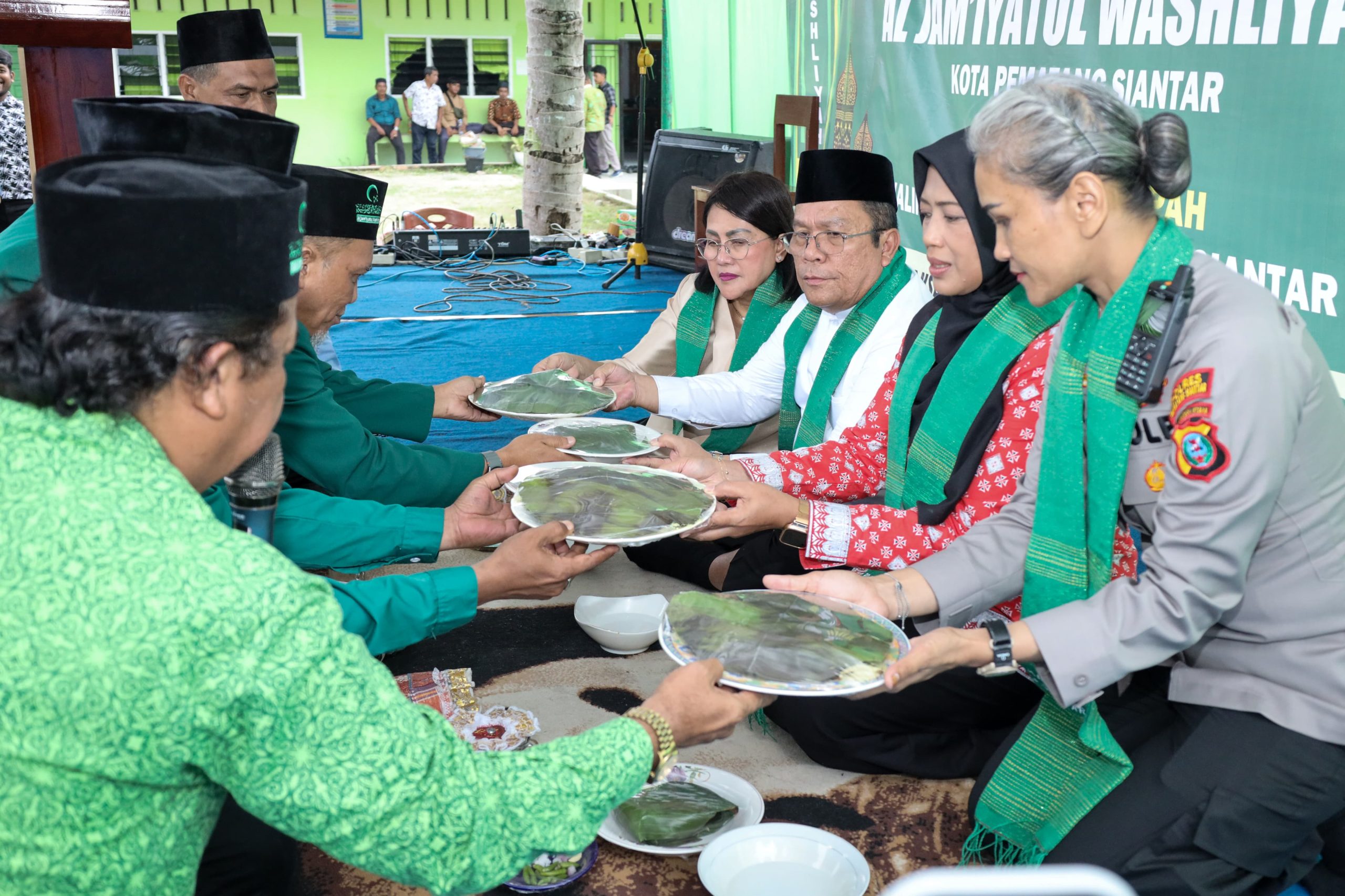 Di Acara Halal Bihalal Al Jam’iyatul Washliyah Pematangsiantar, Wali Kota, Ketua TP PKK, Wakil Wali Kota dan Kapolres Pematangsiantar Terima Upa-Upa