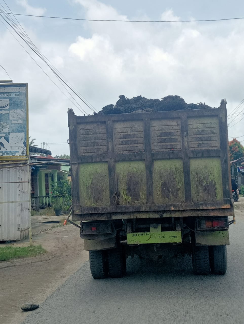 Alamak! Lanjut Terus Melintas Truk PT Perkebunan RSK mengangkut JangKos Tanpa Terpal Penutup