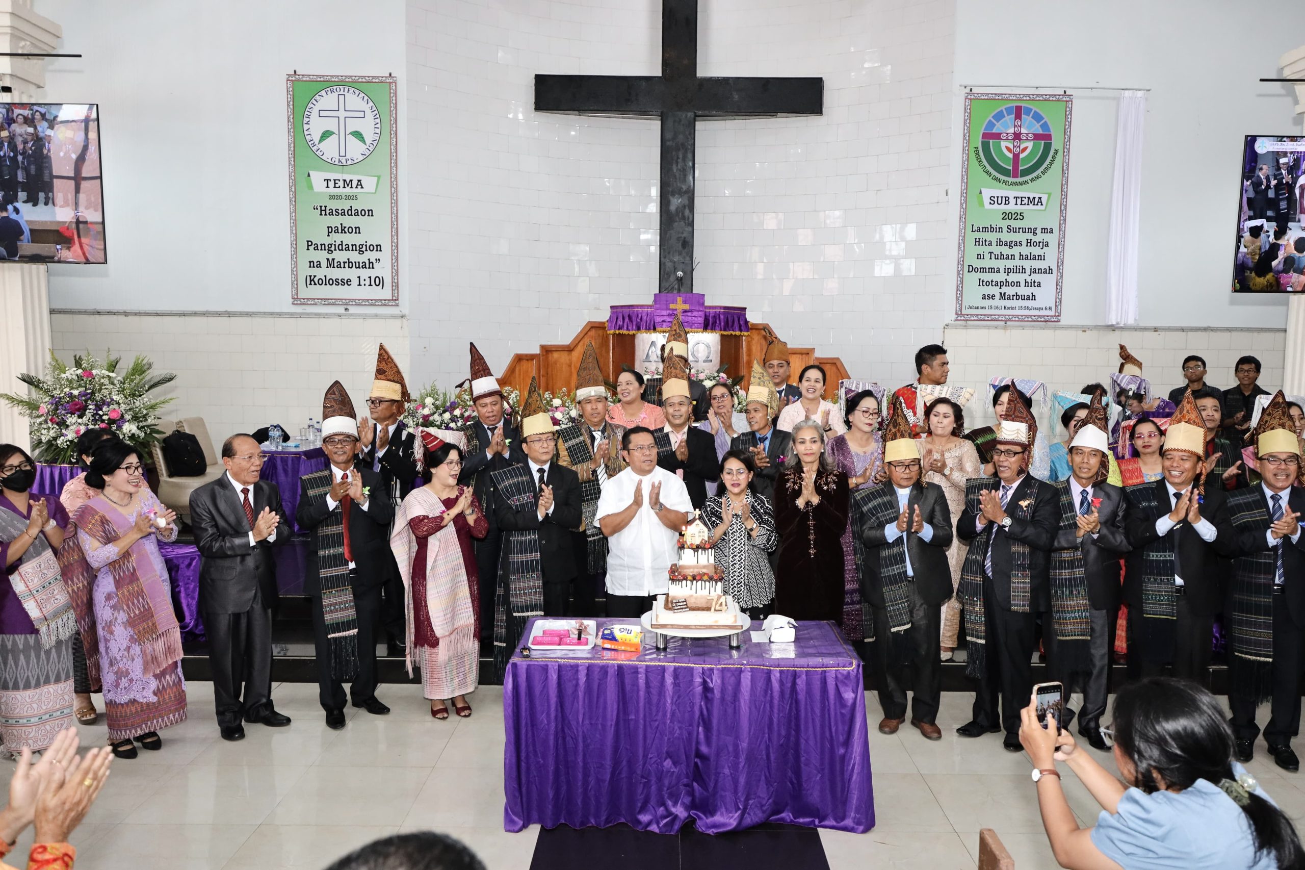 Wali Kota Pematangsiantar Didampingi Ketua TP PKK Pematangsiantar Hadiri Perayaan Syukuran HUT ke-74 GKPS Jalan Jenderal Sudirman Pematangsiantar