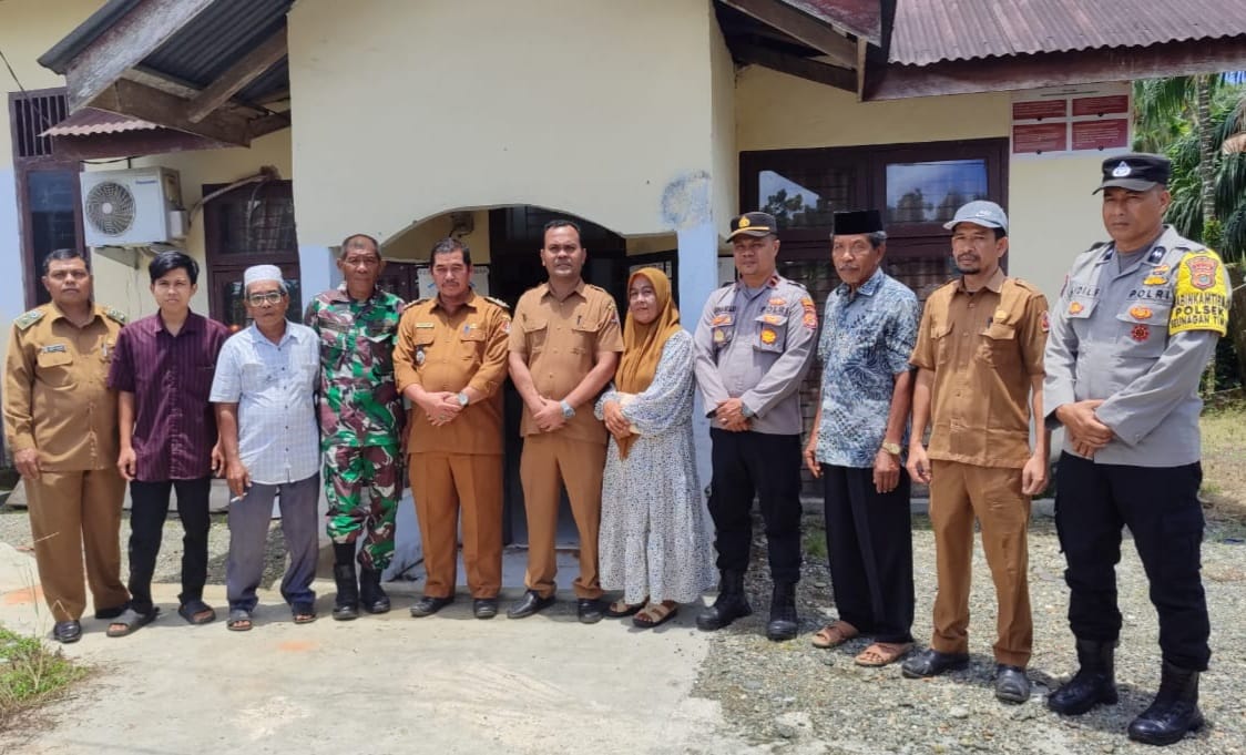 Muspika Seunagan Timur Buka Segel Kantor Kades Blang Preh