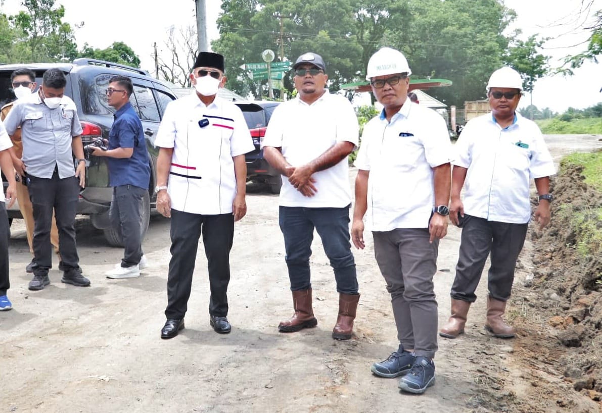 Bupati Simalungun Tinjau Kegiatan Pengerasan Jalan Penghubung Dolok Ilir – Laras Kecamatan Bandar Huluan