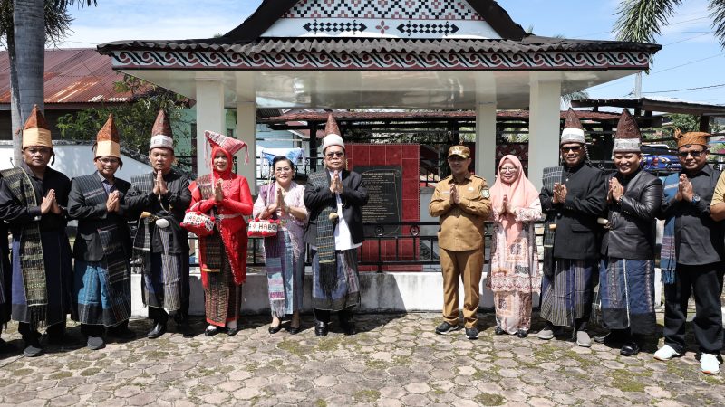 Wali Kota bersama Wakil Wali Kota Pematangsiantar Berziarah ke Makam Sang Naualuh Damanik, di Desa Senggoro Kabupaten Bengkalis