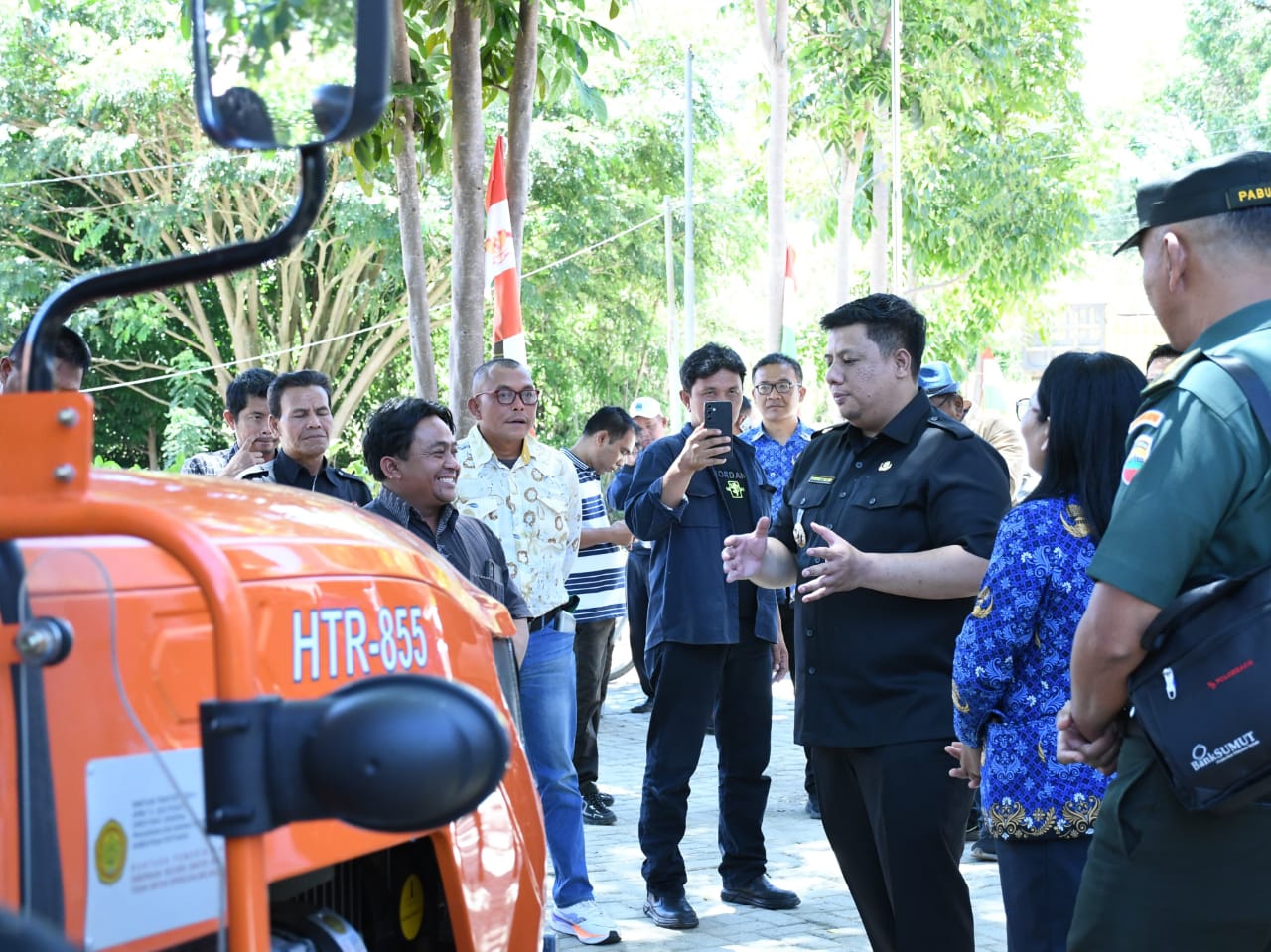 Bupati Samosir Menyerahkan Bantuan Alsintan Sumber Dana APBN 2025