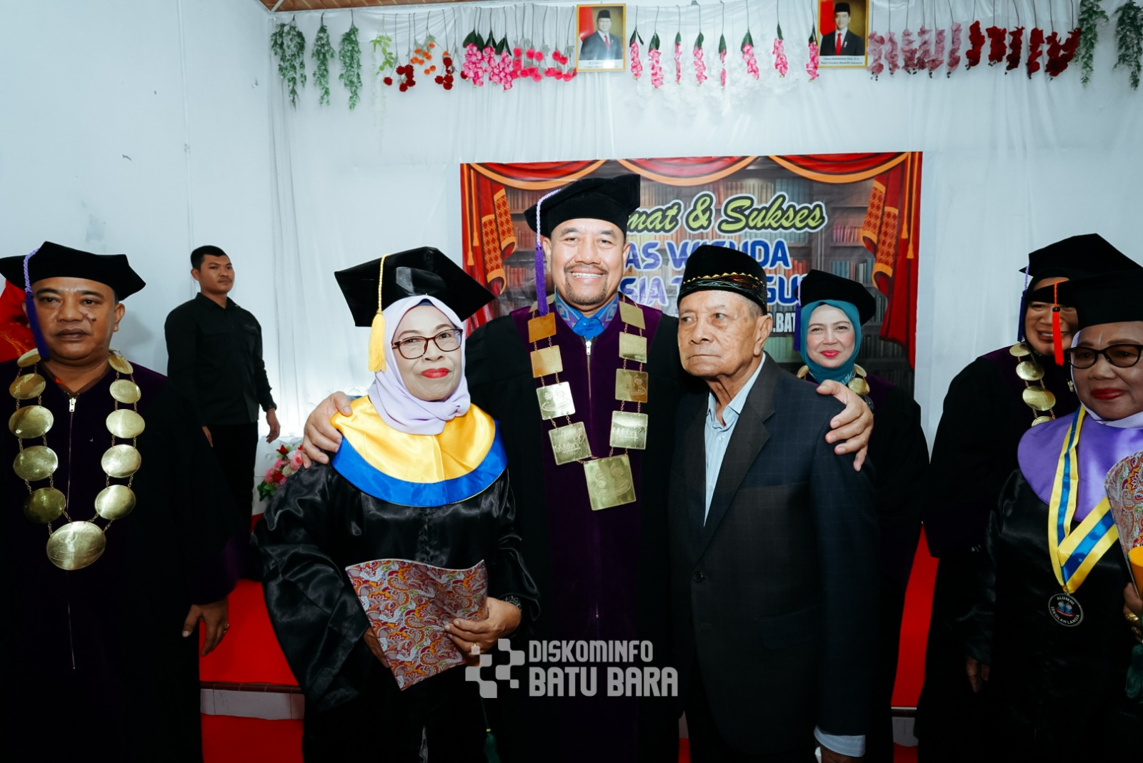 Bupati Baharuddin Siagian Hadiri Wisuda Lansia, Dukung Lansia Sehat