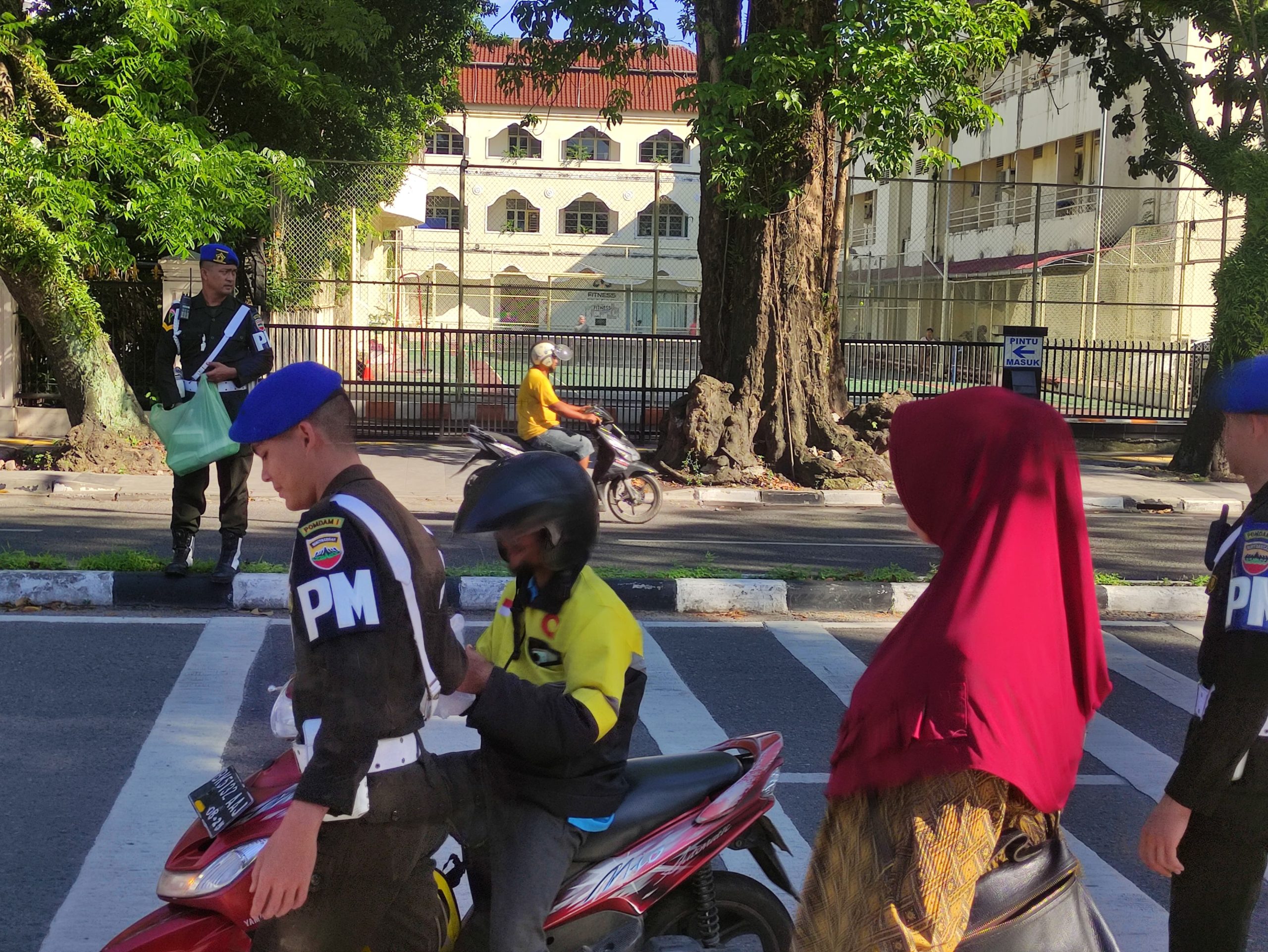 Jumat Berkah, Denpom 1/5 Medan Bagikan Sarapan Pagi Bagi Masyarakat Yang Melintas di Madenpom 1/5 Medan 
