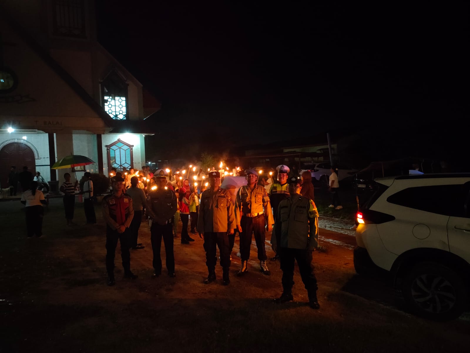 Walaupun Hujan Polres Tanjung Balai Wujudkan Keamanan Pawai Obor Paskah Jemaat HKBP Sirantau