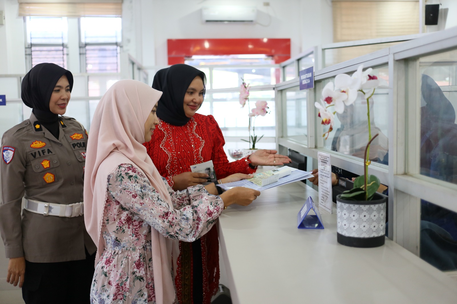 Hari Kartini, Petugas Samsat Banda Aceh Beri Layanan Jalur Khusus Wajib Pajak Perempuan