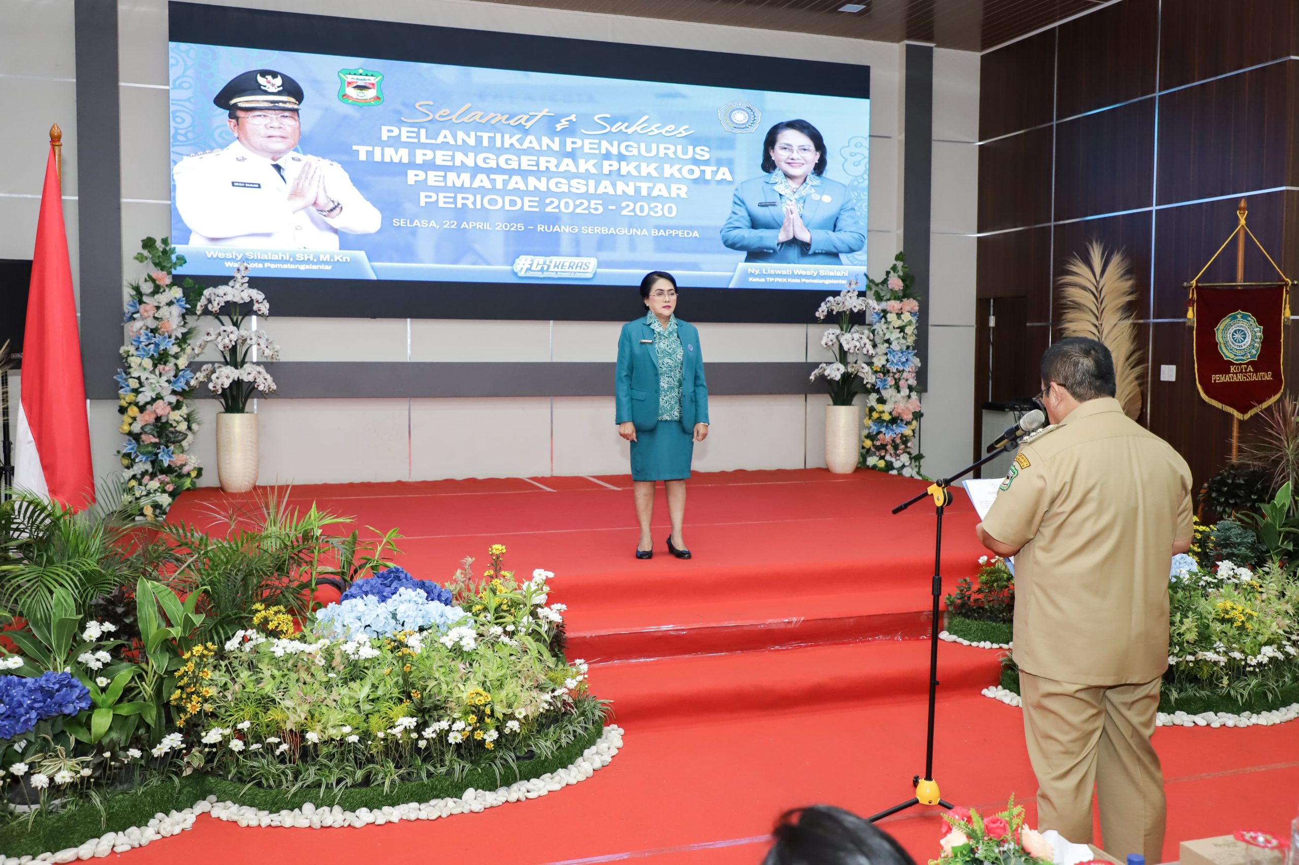 Wali Kota Wesly Silalahi Selaku Ketua Pembina PKK Lantik Pengurus TP PKK Kota Pematangsiantar