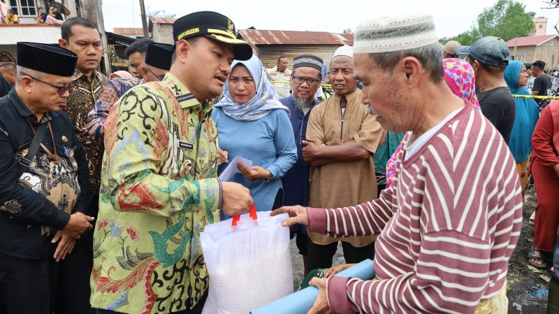Wali Kota dan Wakil Wali Kota Tanjungbalai Beri Bantuan Korban Kebakaran