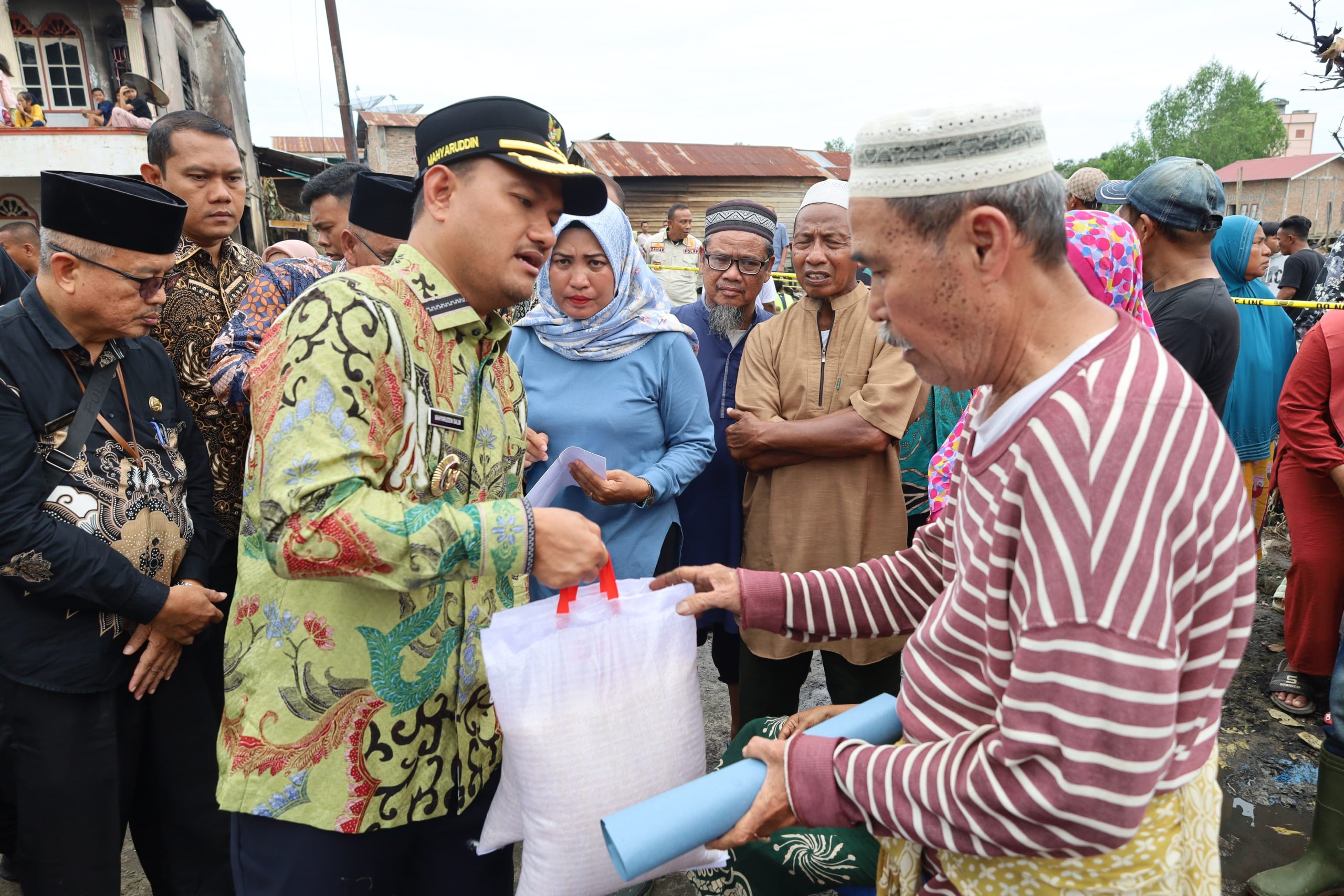 Wali Kota dan Wakil Wali Kota Tanjungbalai Beri Bantuan Korban Kebakaran
