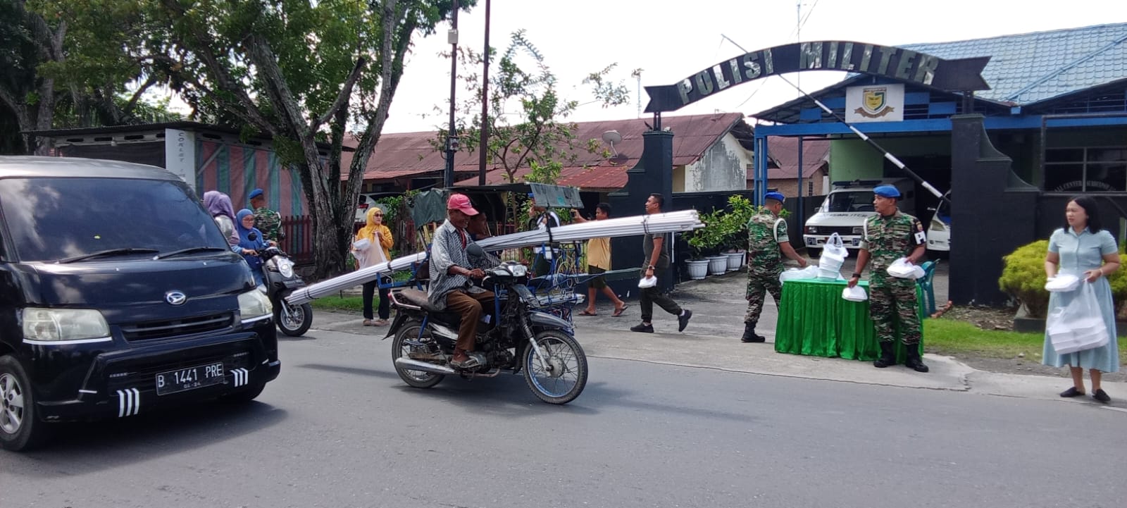 Subdenpom I/5-3 Pangkalan Brandan Gelar Aksi Jum’at Berkah, Bagikan Makanan ke Warga