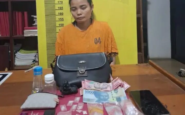 Wanita Janda Beranak Dua Di Grebek Polisi Kedapatan Simpan Shabu Shabu