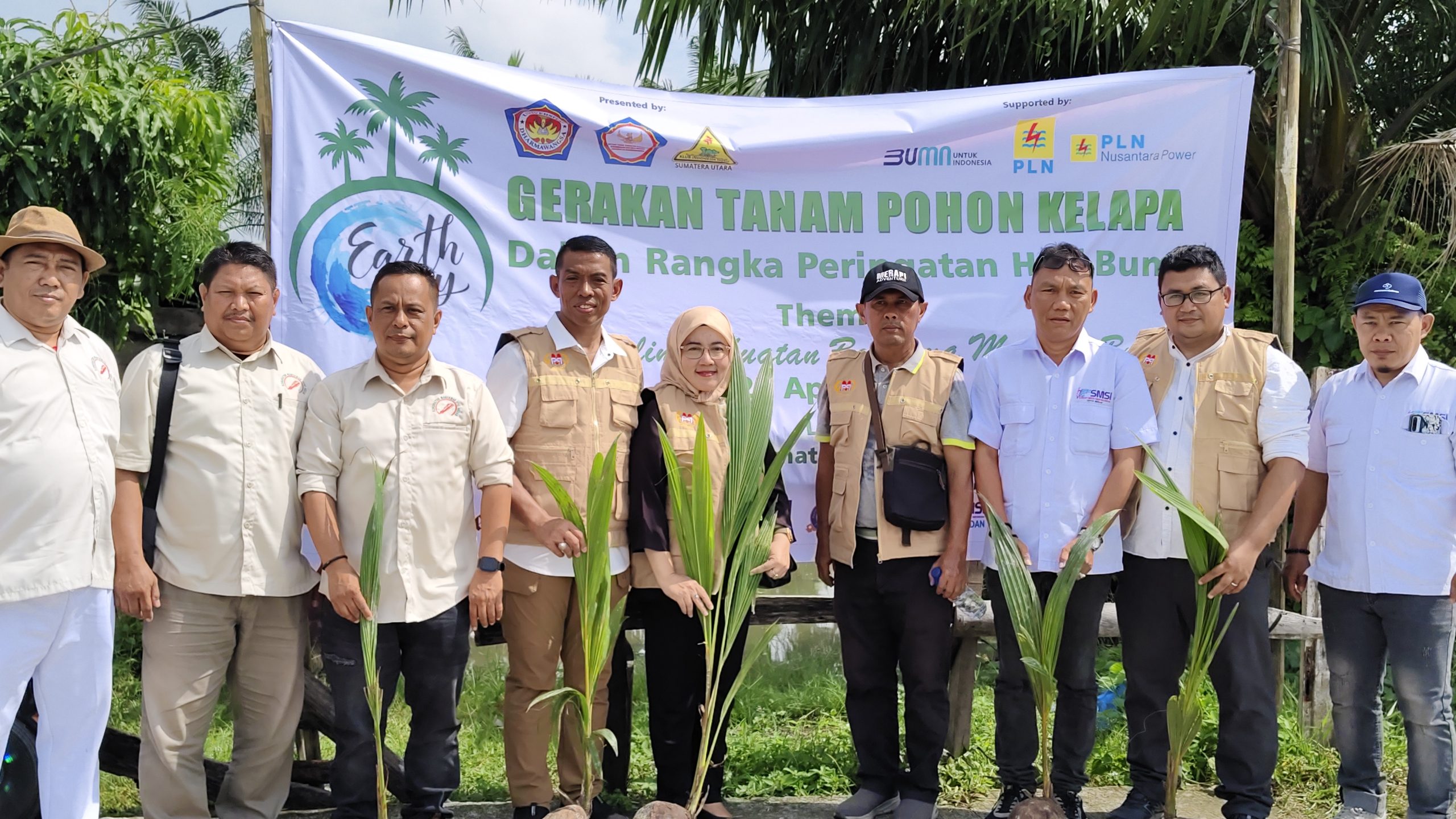 Peringati Hari Bumi, Koordinator Wartawan DPRD Medan Bersama KIH Sumut Tanam 100 Bibit Pohon Kelapa