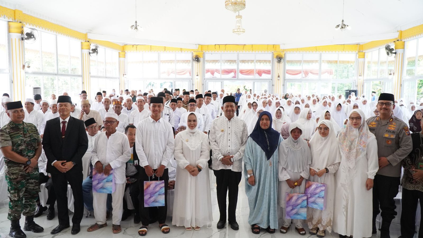 Bupati Syah Afandin dan Wabup Tiorita Tepung Tawari 460 Jamaah Calon Haji Langkat