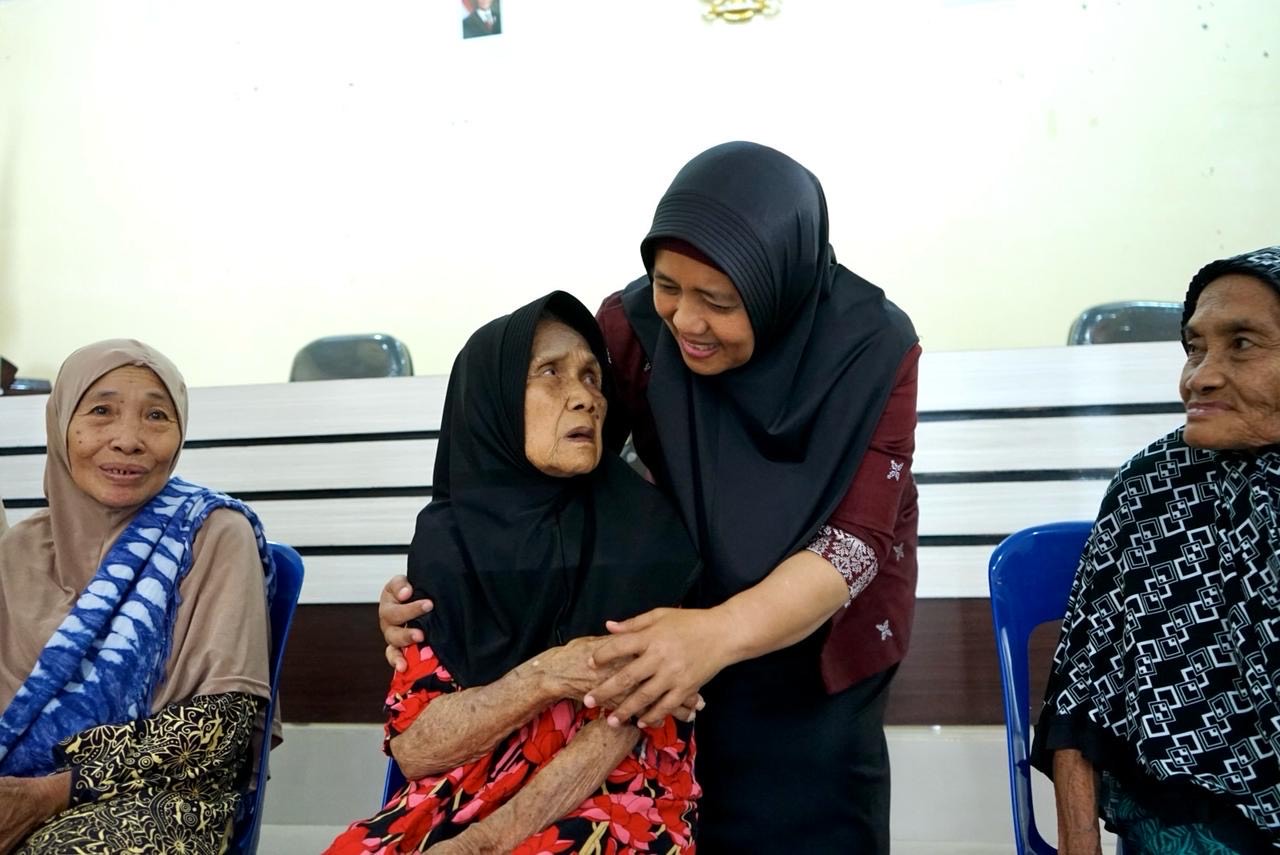 Ketua TP PKK Langkat Ny. Endang Kurniasih Tuntaskan Safari Ramadan, 120 Paket Sembako Disalurkan