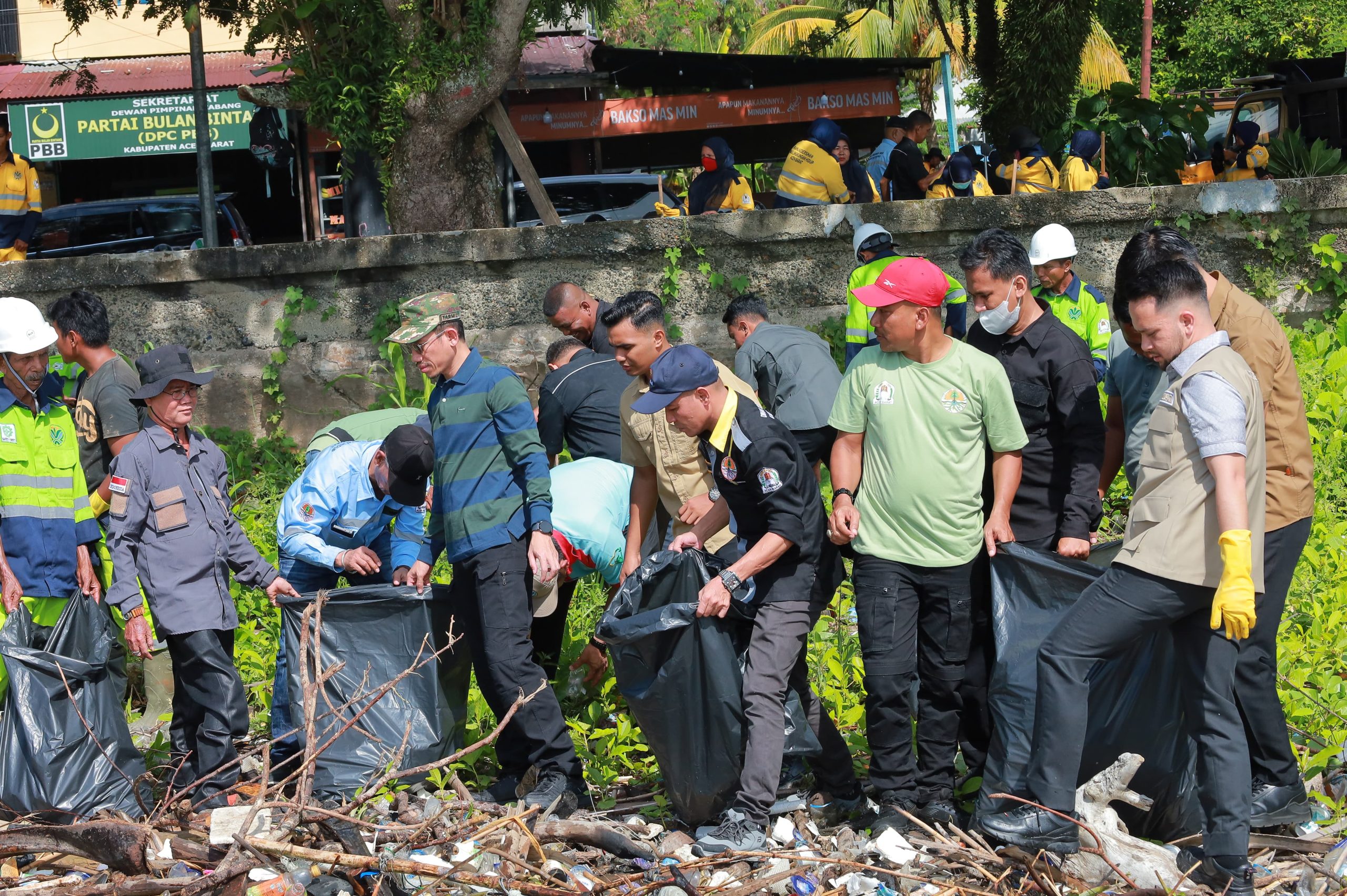 Bupati dan Wakil Bupati Aceh Barat Turut Serta Gotongroyong Bersama di Hari Buruh 