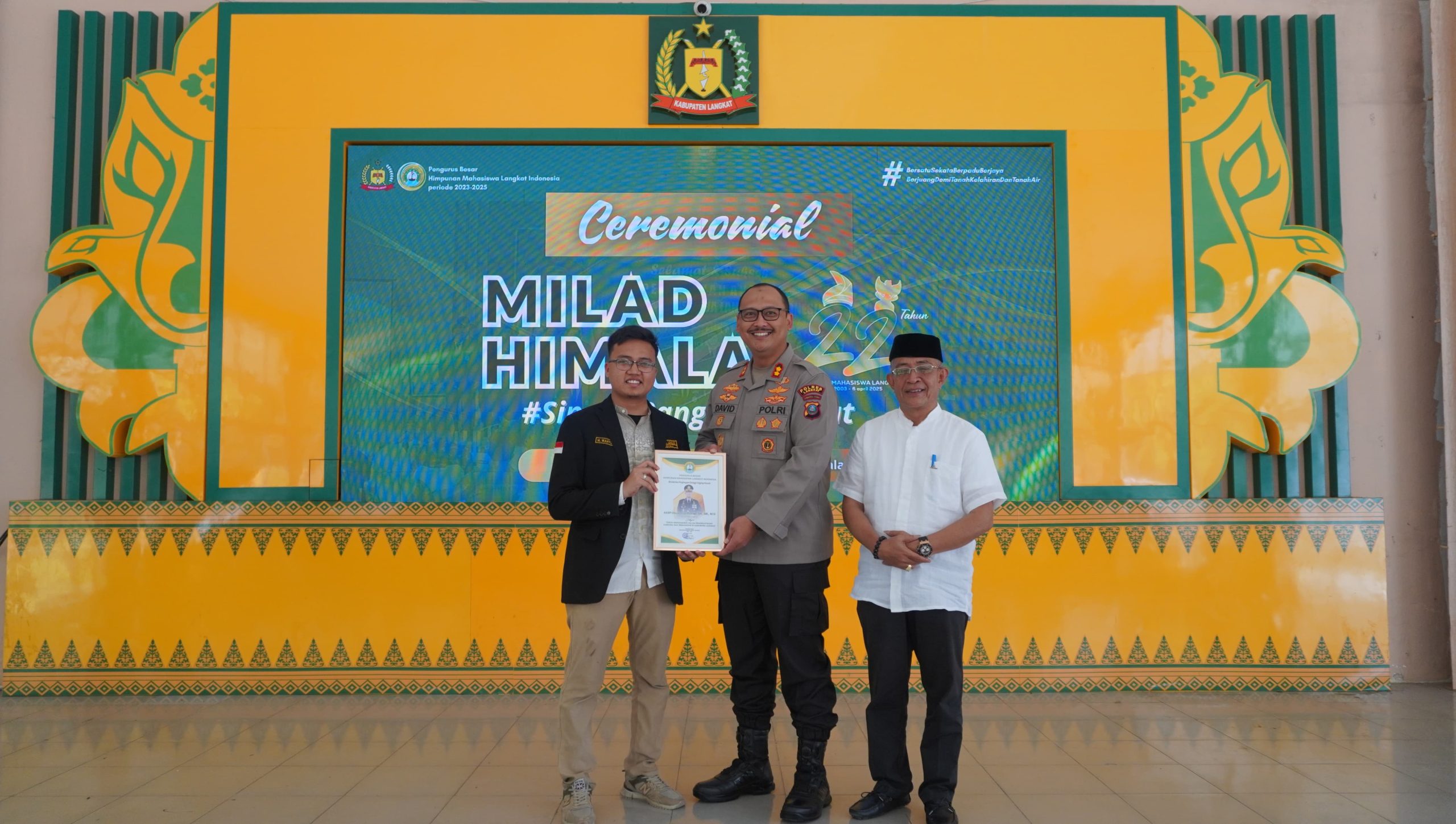 Himpunan Mahasiswa Langkat (HIMALA) Berikan Penghargaan kepada Kapolres Langkat Sebagai Tokoh Berpengaruh