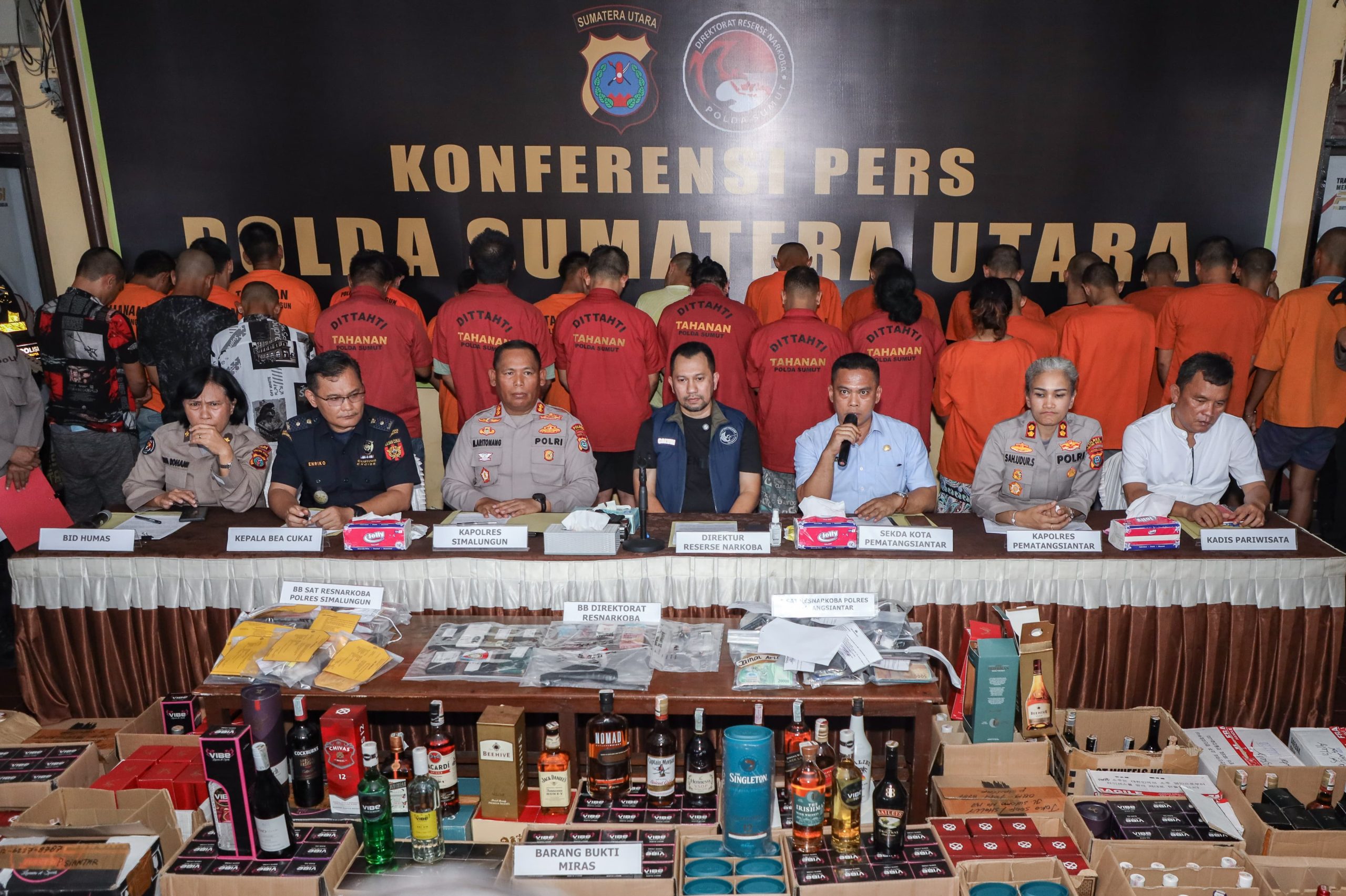 Wali Kota diwakili Sekretaris Daerah (Sekda) Junaedi Antonius Sitanggang SSTP MSi Menghadiri Konferensi Pers Peredaran Narkoba Dan Minuman Keras (Miras) Ilegal Di Kota Pematangsiantar Dan Kabupaten Simalungun.