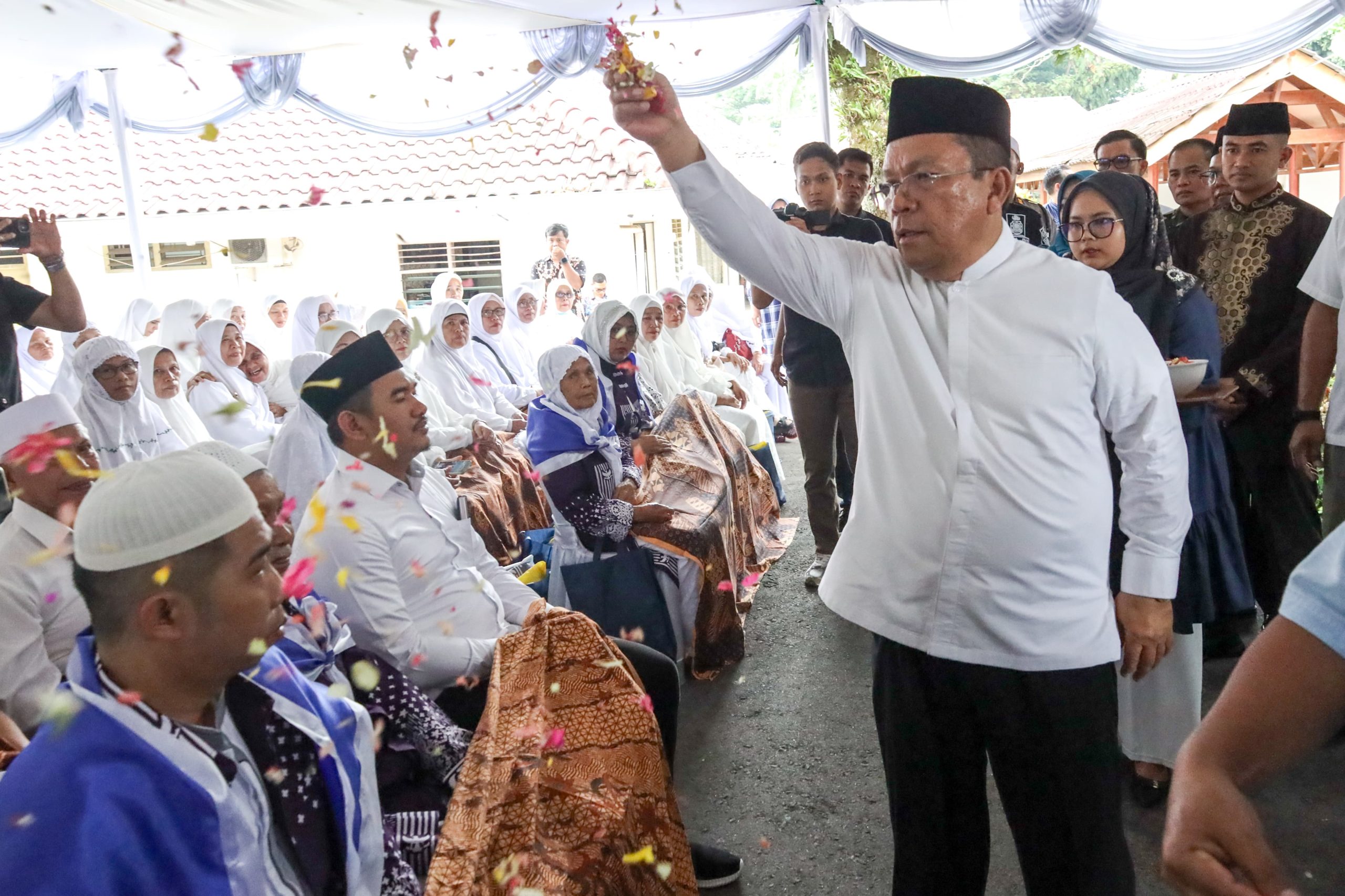 Wali Kota Didampingi Ketua TP PKK dan Sejumlah Unsur Forkopimda Tepung-Tawari Calon Jamaah Haji/Hajjah Kota Pematangsiantar Tahun 1446 H/2025 M