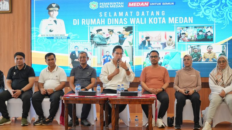 Kumpulkan Seluruh Camat dan Lurah, Rico Waas Tekankan Masalah Kebersihan dan Pelayanan Publik