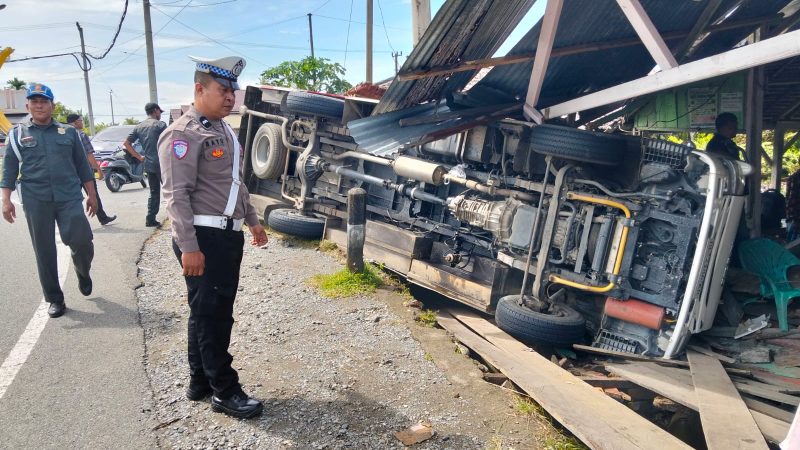 Laka Lantas Tunggal di Samatiga, Minibus Tabrak Dua Warung Warga