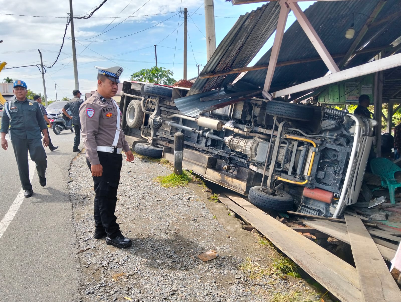 Laka Lantas Tunggal di Samatiga, Minibus Tabrak Dua Warung Warga