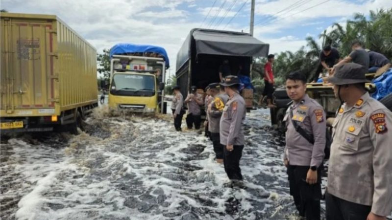 Banjir Menggenangi Jalan Lintas Timur Kab.Pelalawan Kec Pkl Kerinci Riau