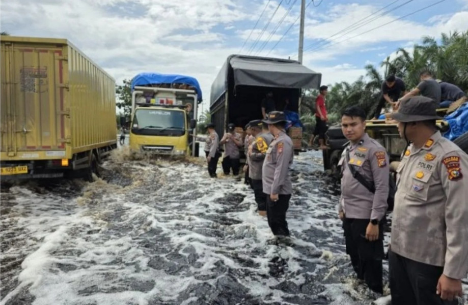 Banjir Menggenangi Jalan Lintas Timur Kab.Pelalawan Kec Pkl Kerinci Riau