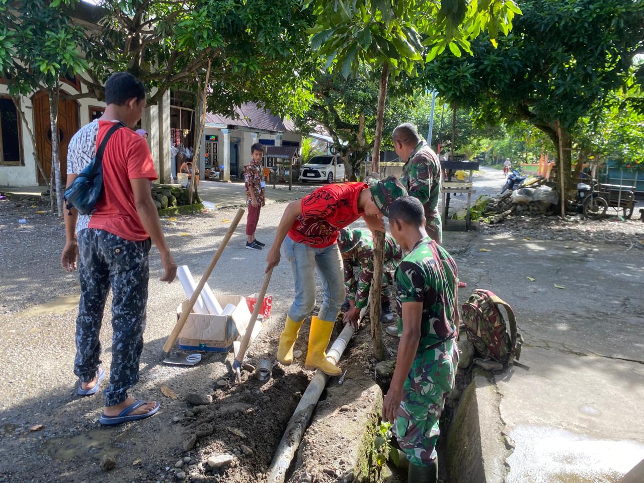 Wujud Kepedulian Terhadap Masyarakat, TNI Ajak Warga Gotong Royong Gali Saluran Pipa Air Bersih