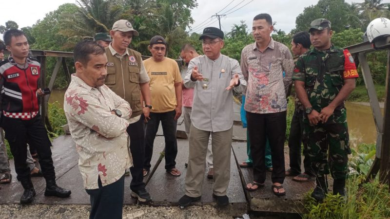 Wakil Bupati Simeulue Tinjau Langsung Kondisi Jembatan Lalla Bahagia di Kecamatan Salang