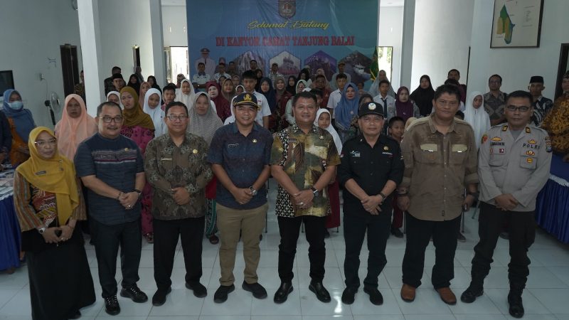 Wabup Asahan Serahkan Kartu BPJS Gratis dan KIP di 4 Kecamatan