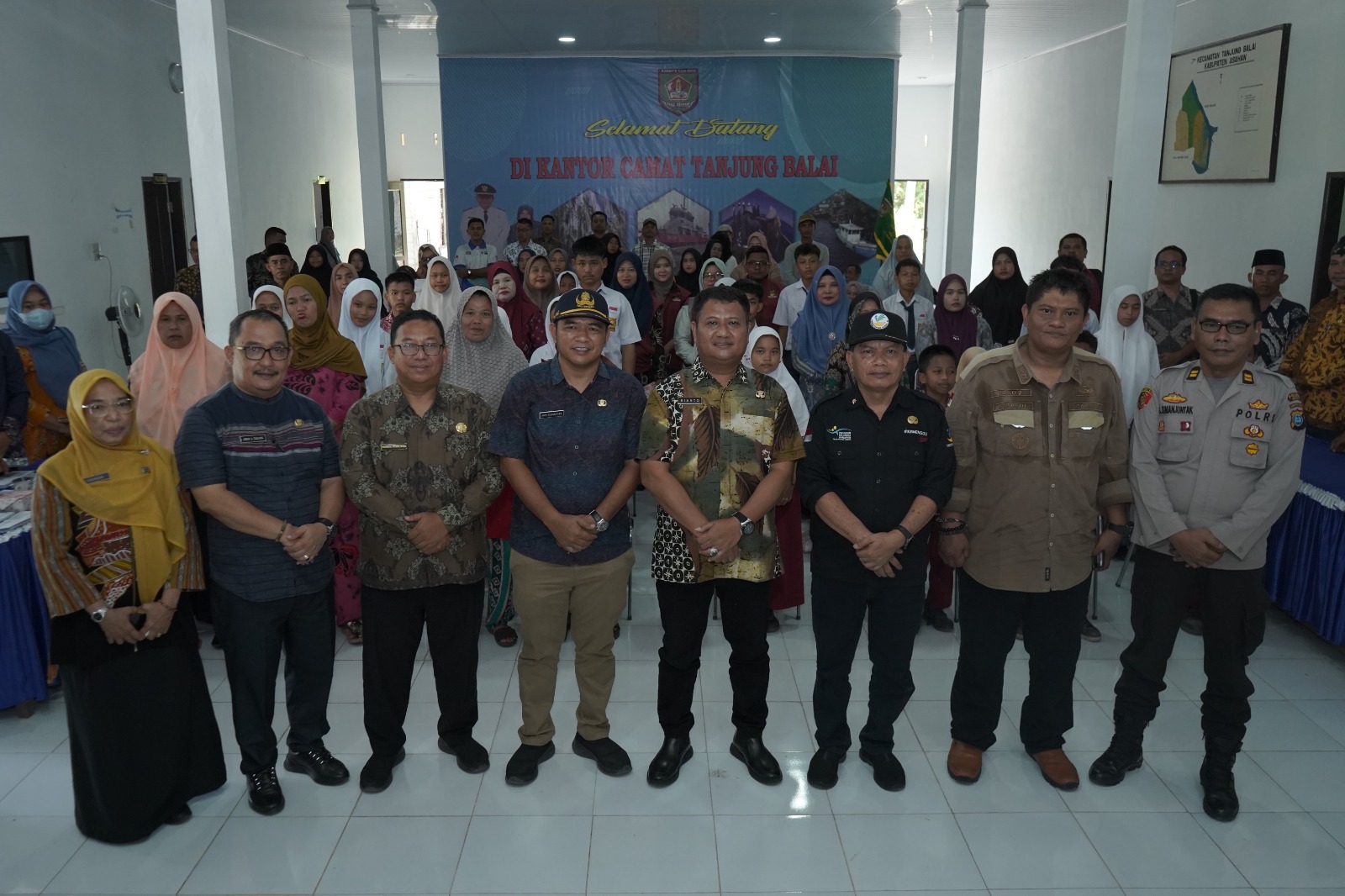 Wabup Asahan Serahkan Kartu BPJS Gratis dan KIP di 4 Kecamatan