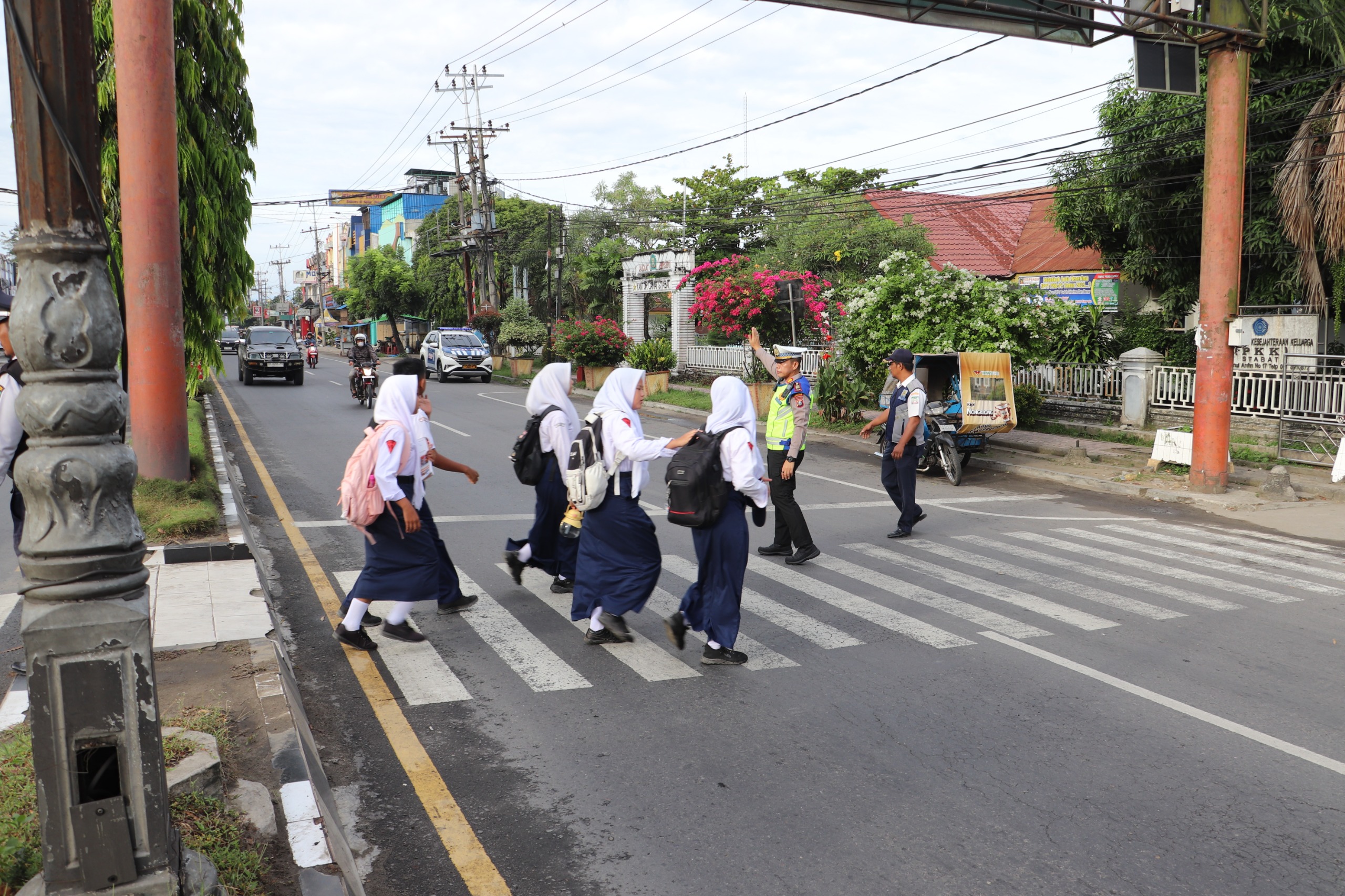Wujud Peduli Pendidikan ,Polres Langkat Laksanakan Pengaturan Arus Lalu Lintas didepan sekolahan di Tengah Padatnya Arus Pagi Hari